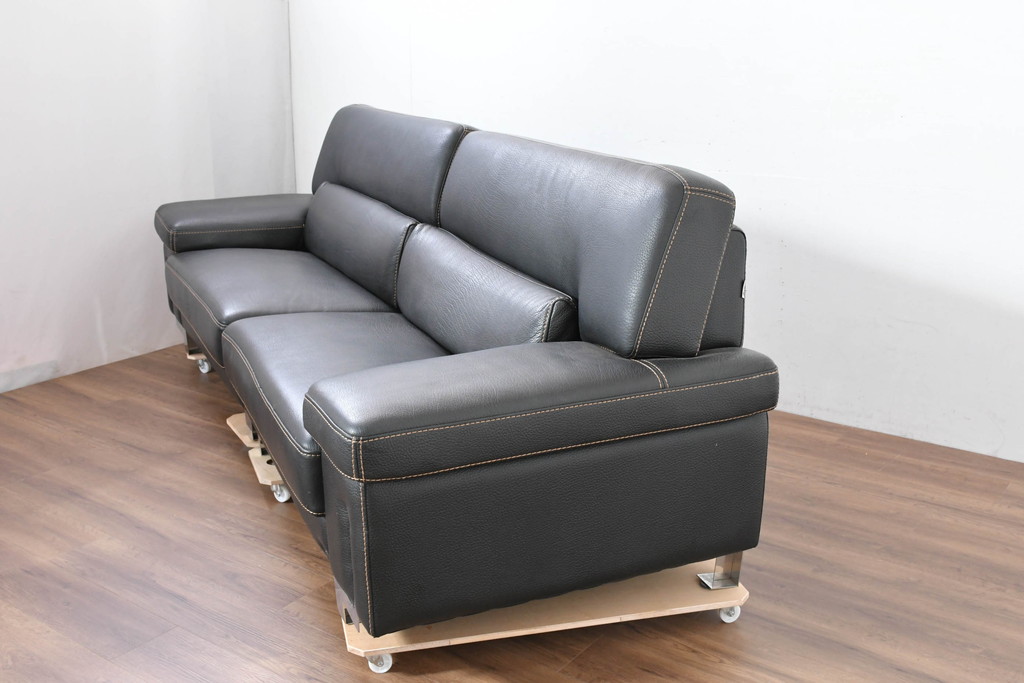 中古　美品　ダホン(Dahong)　イタリアンデザイン　本革(レザー)　デザイン性と快適性を両立した2.5人掛けソファ(2P、2.5P、3P、2人掛け、二人掛け、3人掛け、三人掛け、アームソファ)(定価約28万円)(R-084293)
