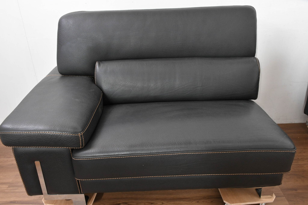 中古　美品　ダホン(Dahong)　イタリアンデザイン　本革(レザー)　デザイン性と快適性を両立した2.5人掛けソファ(2P、2.5P、3P、2人掛け、二人掛け、3人掛け、三人掛け、アームソファ)(定価約28万円)(R-084293)