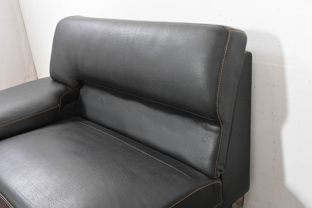 中古　美品　ダホン(Dahong)　イタリアンデザイン　本革(レザー)　デザイン性と快適性を両立した2.5人掛けソファ(2P、2.5P、3P、2人掛け、二人掛け、3人掛け、三人掛け、アームソファ)(定価約28万円)(R-084293)