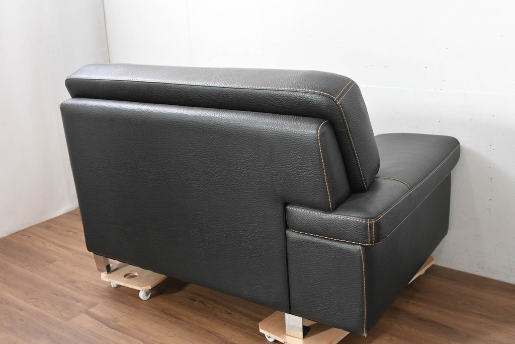 中古　美品　ダホン(Dahong)　イタリアンデザイン　本革(レザー)　デザイン性と快適性を両立した2.5人掛けソファ(2P、2.5P、3P、2人掛け、二人掛け、3人掛け、三人掛け、アームソファ)(定価約28万円)(R-084293)