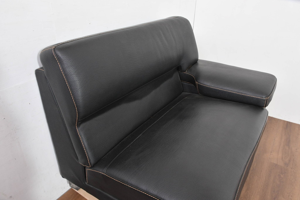 中古　美品　ダホン(Dahong)　イタリアンデザイン　本革(レザー)　デザイン性と快適性を両立した2.5人掛けソファ(2P、2.5P、3P、2人掛け、二人掛け、3人掛け、三人掛け、アームソファ)(定価約28万円)(R-084293)