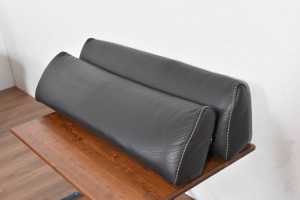中古　美品　ダホン(Dahong)　イタリアンデザイン　本革(レザー)　デザイン性と快適性を両立した2.5人掛けソファ(2P、2.5P、3P、2人掛け、二人掛け、3人掛け、三人掛け、アームソファ)(定価約28万円)(R-084293)