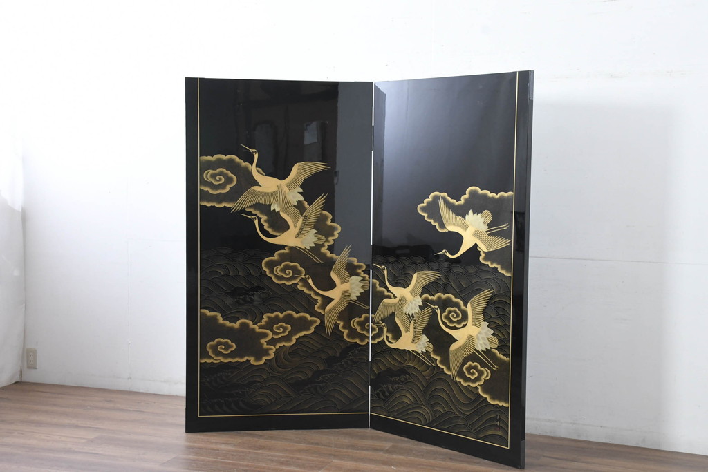 中古　超美品!!　輪島塗り　名工 川端光峰作　金蒔絵で羽の一本一本まで表現された美しい鶴に目を惹かれる折り畳み可能な大型の衝立(つい立て、衝い立て、パーティション、間仕切り)(定価約400万円)(R-084525)
