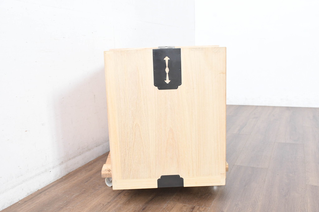 中古　衣装盆付き　上品な金具の意匠が目を引く加茂総桐箪笥・中段(並厚、桐たんす、着物箪笥、和タンス、サイドボード、サイドキャビネット)(R-084446)
