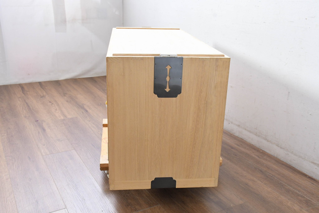 中古　衣装盆付き　上品な金具の意匠が目を引く加茂総桐箪笥・中段(並厚、桐たんす、着物箪笥、和タンス、サイドボード、サイドキャビネット)(R-084446)