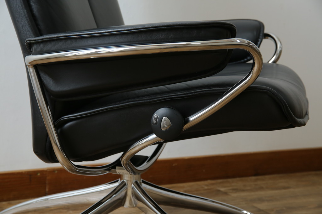中古　美品　ノルウェー製　EKORNES(エコーネス)　City(シティ)　Mサイズ　オットマン付き!!スタイリッシュなデザインが魅力のストレスレスチェア(スターベース、1人掛けソファ、1Pソファ、アームチェア、リクライニングチェア、フットスツール、北欧、本革、レザーチェア)(定価約30万円)(R-066317)