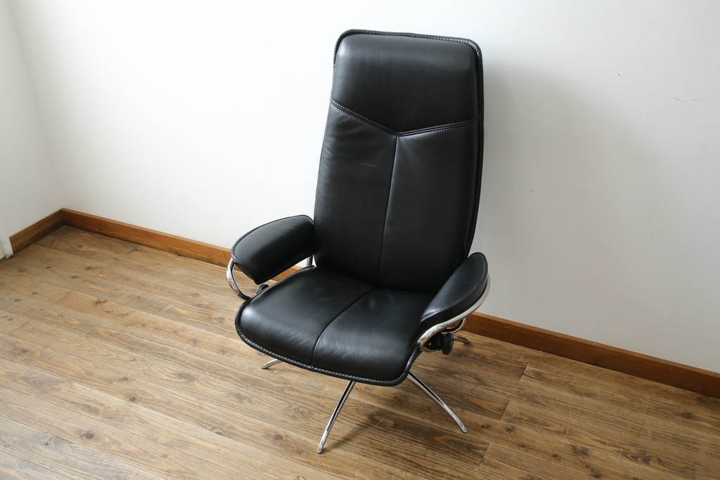 中古　美品　ノルウェー製　EKORNES(エコーネス)　City(シティ)　Mサイズ　オットマン付き!!スタイリッシュなデザインが魅力のストレスレスチェア(スターベース、1人掛けソファ、1Pソファ、アームチェア、リクライニングチェア、フットスツール、北欧、本革、レザーチェア)(定価約30万円)(R-066317)