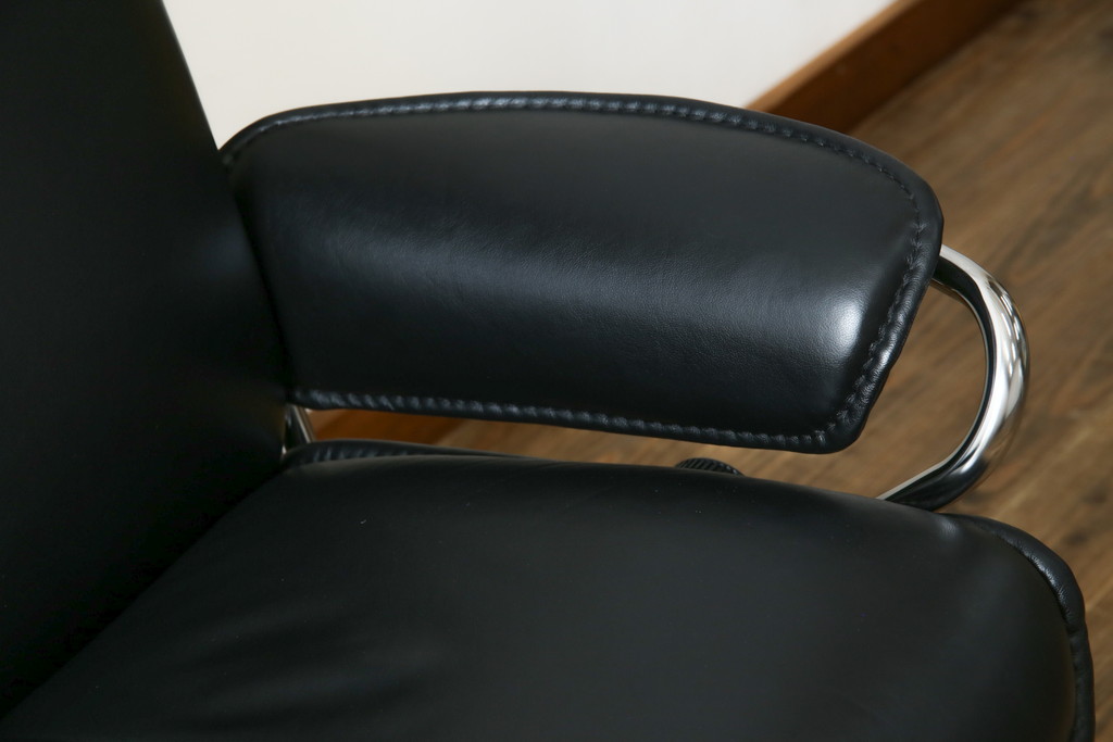 中古　美品　ノルウェー製　EKORNES(エコーネス)　City(シティ)　Mサイズ　オットマン付き!!スタイリッシュなデザインが魅力のストレスレスチェア(スターベース、1人掛けソファ、1Pソファ、アームチェア、リクライニングチェア、フットスツール、北欧、本革、レザーチェア)(定価約30万円)(R-066317)