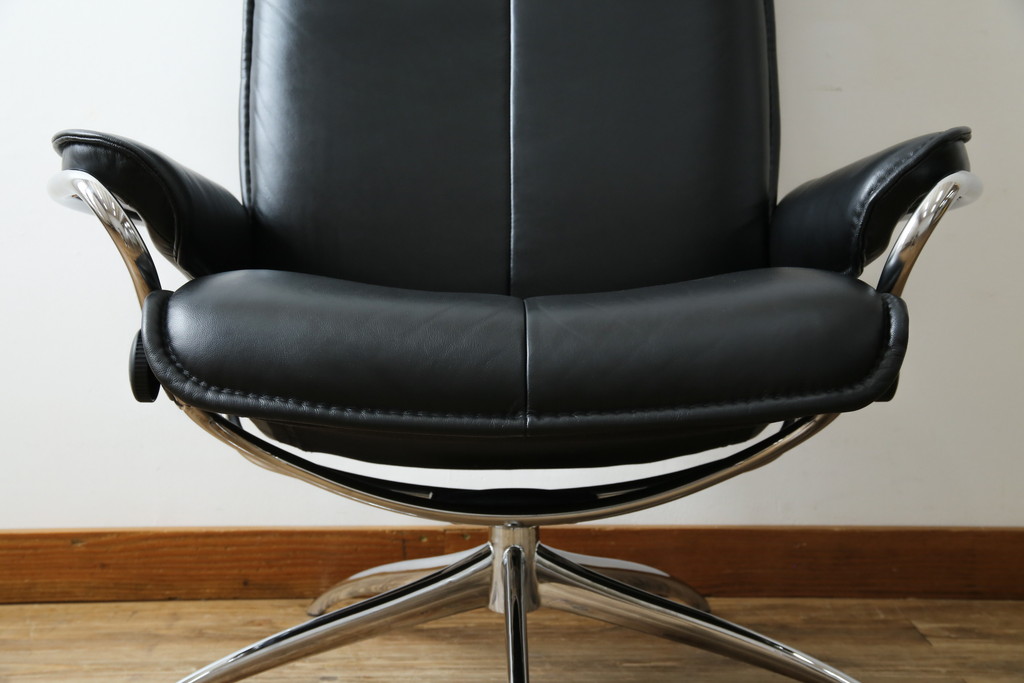 中古　美品　ノルウェー製　EKORNES(エコーネス)　City(シティ)　Mサイズ　オットマン付き!!スタイリッシュなデザインが魅力のストレスレスチェア(スターベース、1人掛けソファ、1Pソファ、アームチェア、リクライニングチェア、フットスツール、北欧、本革、レザーチェア)(定価約30万円)(R-066317)