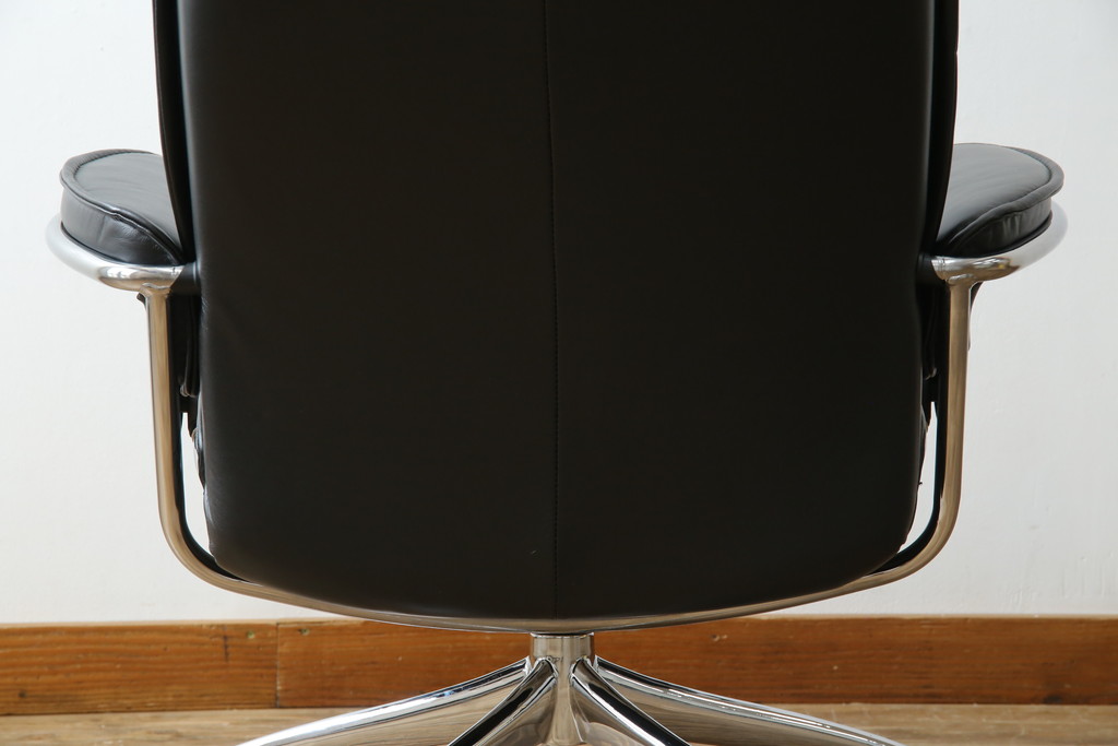 中古　美品　ノルウェー製　EKORNES(エコーネス)　City(シティ)　Mサイズ　オットマン付き!!スタイリッシュなデザインが魅力のストレスレスチェア(スターベース、1人掛けソファ、1Pソファ、アームチェア、リクライニングチェア、フットスツール、北欧、本革、レザーチェア)(定価約30万円)(R-066317)