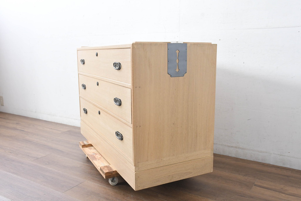 中古　上品な金具の意匠が目を引く加茂総桐箪笥・下段(並厚、桐たんす、衣装箪笥、収納箪笥、和タンス、サイドボード、サイドチェスト)(R-084447)
