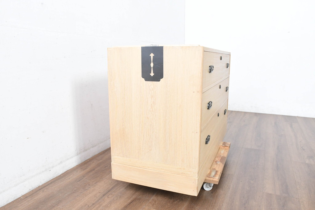 中古　上品な金具の意匠が目を引く加茂総桐箪笥・下段(並厚、桐たんす、衣装箪笥、収納箪笥、和タンス、サイドボード、サイドチェスト)(R-084447)