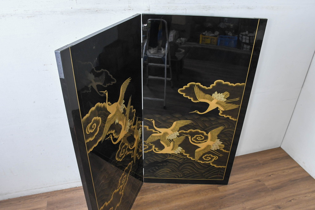 中古　超美品!!　輪島塗り　名工 川端光峰作　金蒔絵で羽の一本一本まで表現された美しい鶴に目を惹かれる折り畳み可能な大型の衝立(つい立て、衝い立て、パーティション、間仕切り)(定価約400万円)(R-084525)