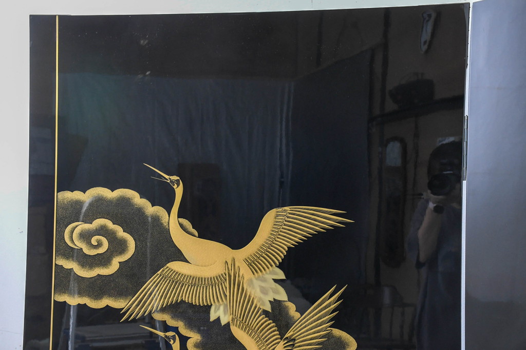 中古　超美品!!　輪島塗り　名工 川端光峰作　金蒔絵で羽の一本一本まで表現された美しい鶴に目を惹かれる折り畳み可能な大型の衝立(つい立て、衝い立て、パーティション、間仕切り)(定価約400万円)(R-084525)