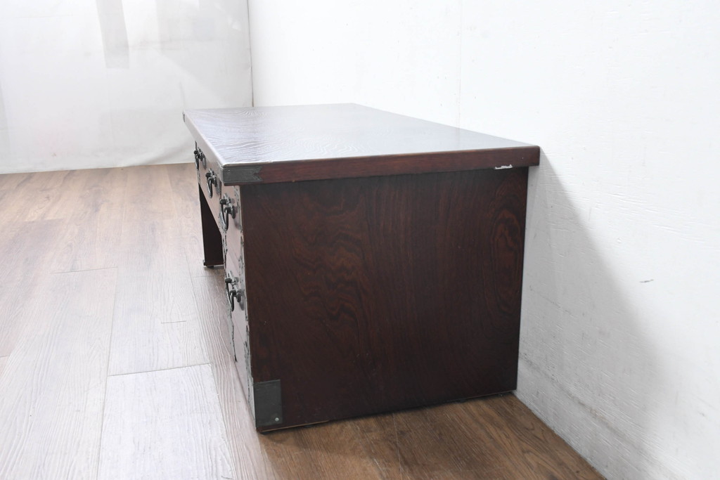 中古　美品　欅(ケヤキ)材　民芸　引手金具の細やかな意匠が目を引く文机(座卓、片袖机、座机、ローテーブル、ワークデスク、在宅ワーク、在宅用)(R-084451)