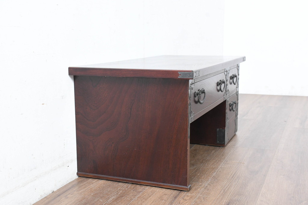 中古　美品　欅(ケヤキ)材　民芸　引手金具の細やかな意匠が目を引く文机(座卓、片袖机、座机、ローテーブル、ワークデスク、在宅ワーク、在宅用)(R-084451)