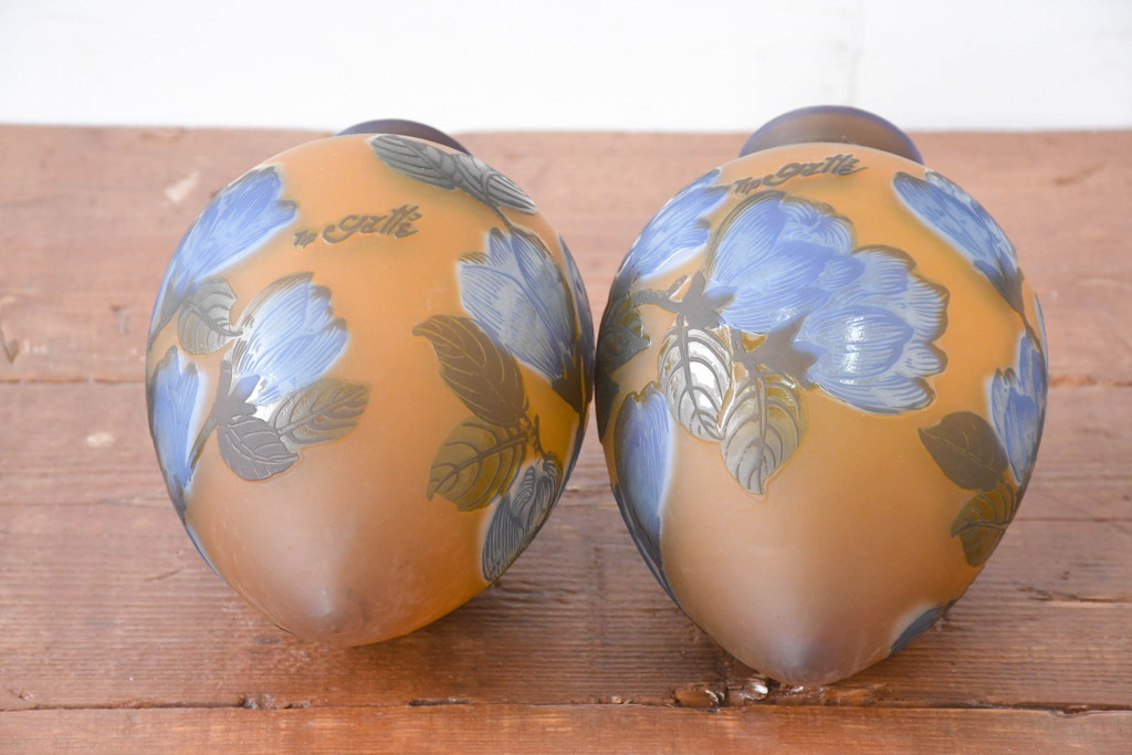 《引っ掛けシーリング式ペンダントライト加工費込み》　中古　ルーマニア　Tip Galle　エミール・ガレ風(Emile Galle)　華凛なマグノリア(木蓮)が描かれたペンダントライト2個セット(吊り下げ照明、天井照明、シェードランプ)(R-084163)