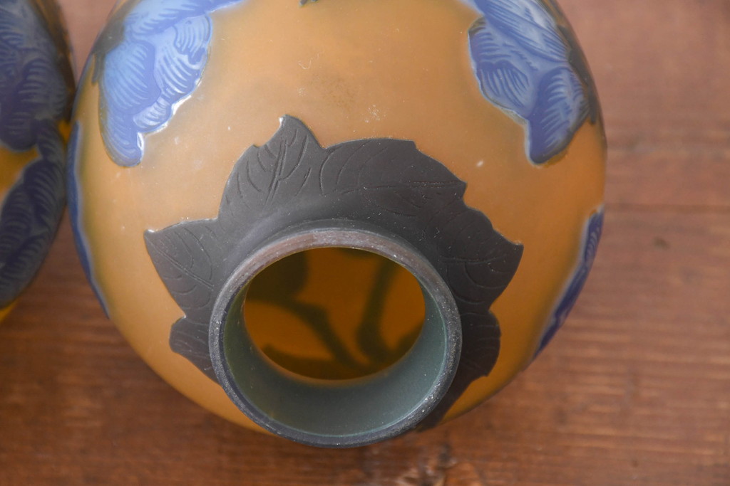 《引っ掛けシーリング式ペンダントライト加工費込み》　中古　ルーマニア　Tip Galle　エミール・ガレ風(Emile Galle)　華凛なマグノリア(木蓮)が描かれたペンダントライト2個セット(吊り下げ照明、天井照明、シェードランプ)(R-084163)