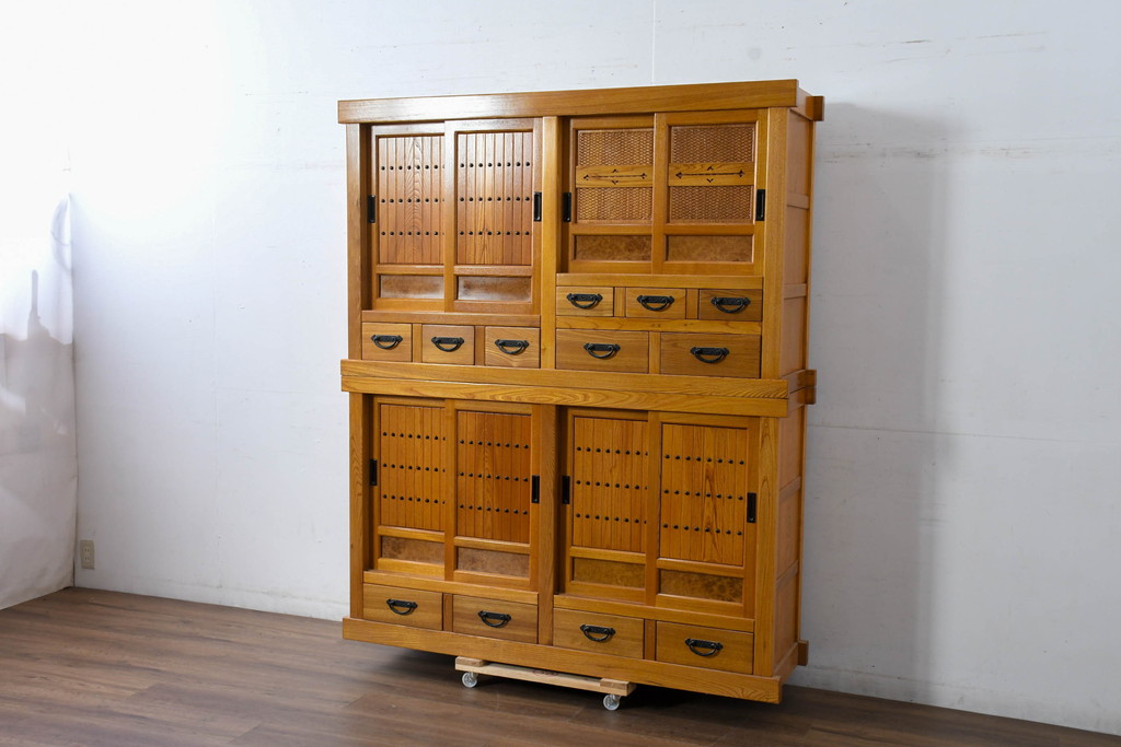 中古　美品　希少な五尺サイズ!!　ニレ材　暮らしに和の温もりと重厚な存在感を添える二段重ね水屋箪笥(食器棚、重ねタンス、茶たんす、収納棚、戸棚、店舗什器、バラ売り可能)(R-084392)