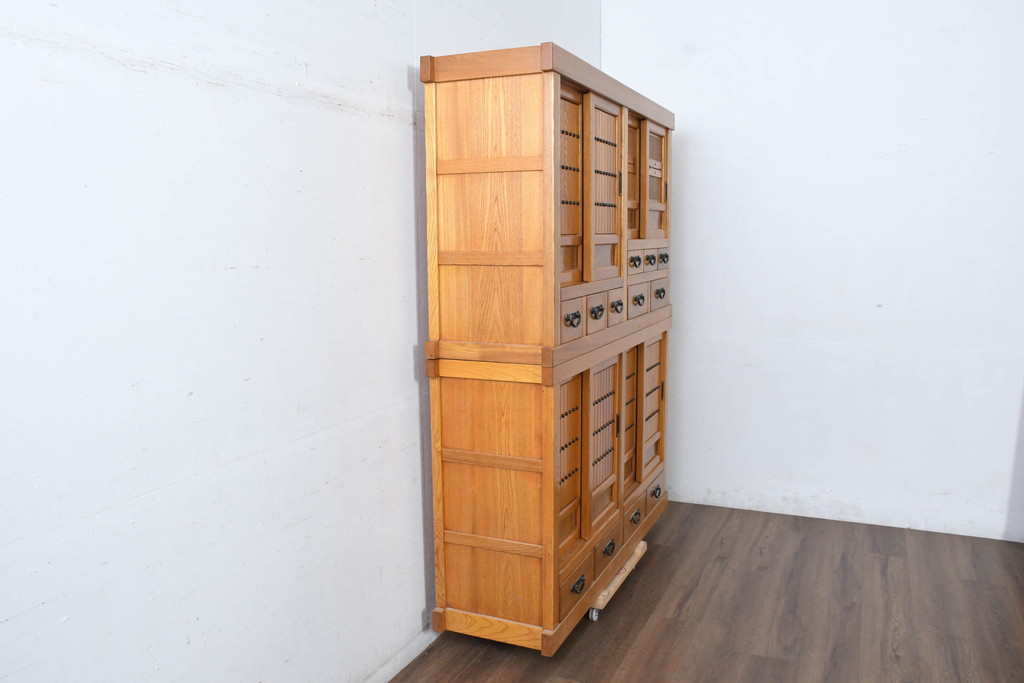 中古　美品　希少な五尺サイズ!!　ニレ材　暮らしに和の温もりと重厚な存在感を添える二段重ね水屋箪笥(食器棚、重ねタンス、茶たんす、収納棚、戸棚、店舗什器、バラ売り可能)(R-084392)