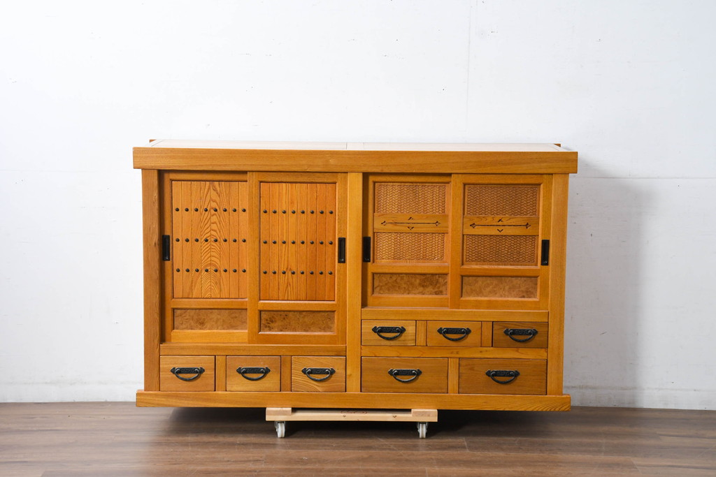 中古　美品　ニレ材　暮らしに和の温もりと重厚な存在感を添える水屋箪笥サイドボード(食器棚、収納棚、戸棚、カップボード、サイドキャビネット)(R-084393)