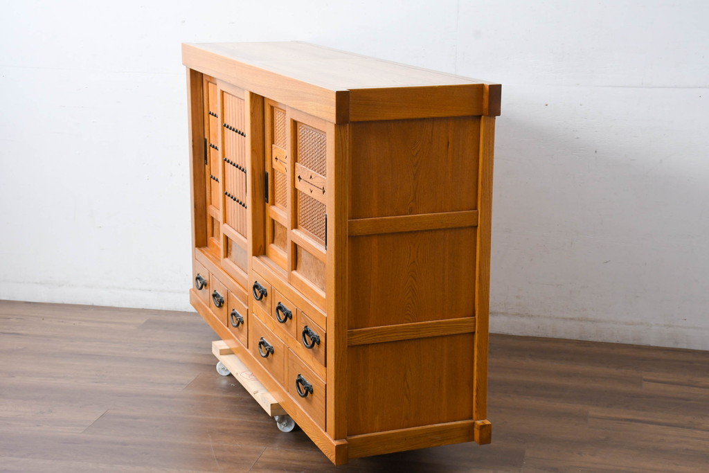 中古　美品　ニレ材　暮らしに和の温もりと重厚な存在感を添える水屋箪笥サイドボード(食器棚、収納棚、戸棚、カップボード、サイドキャビネット)(R-084393)
