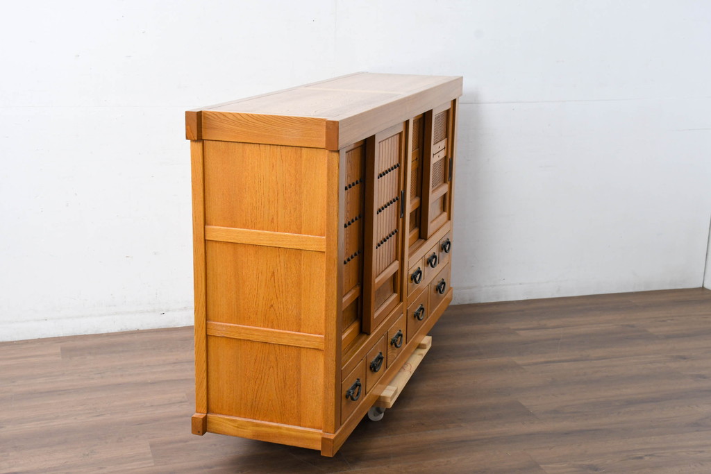 中古　美品　ニレ材　暮らしに和の温もりと重厚な存在感を添える水屋箪笥サイドボード(食器棚、収納棚、戸棚、カップボード、サイドキャビネット)(R-084393)