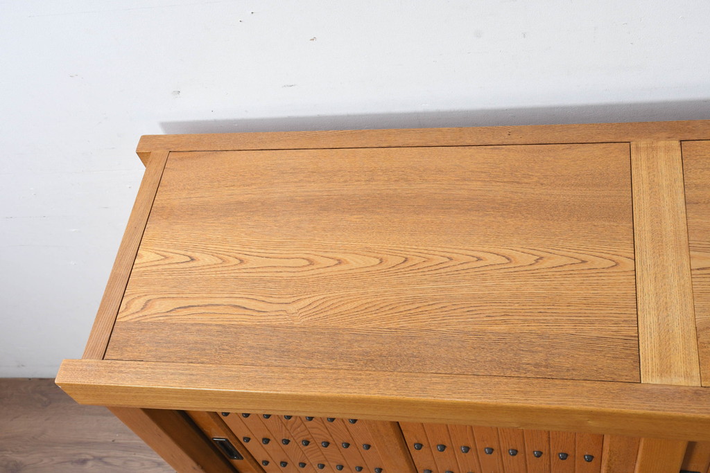 中古　美品　ニレ材　暮らしに和の温もりと重厚な存在感を添える水屋箪笥サイドボード(食器棚、収納棚、戸棚、カップボード、サイドキャビネット)(R-084393)