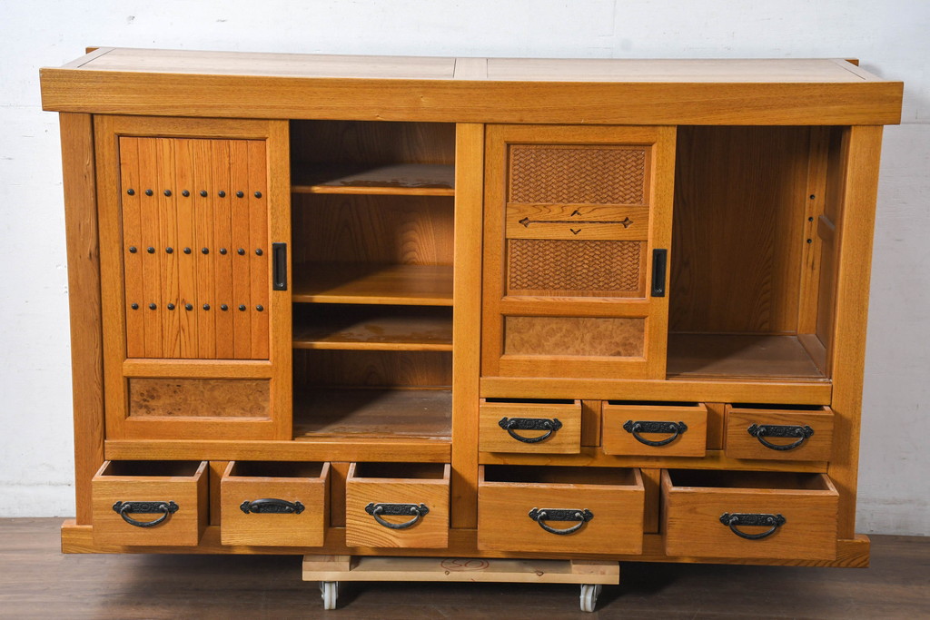 中古　美品　ニレ材　暮らしに和の温もりと重厚な存在感を添える水屋箪笥サイドボード(食器棚、収納棚、戸棚、カップボード、サイドキャビネット)(R-084393)