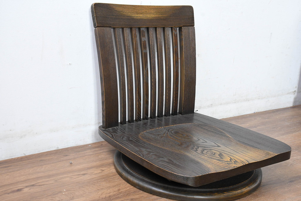 中古　希少な廃番品!!　葉山ガーデン取り扱い　国産　職人手作り品　タモ材　アンティーク調の回転座椅子4台セット(回転チェア、囲炉裏チェア、イス、椅子、バラ売り可能)(R-084300)