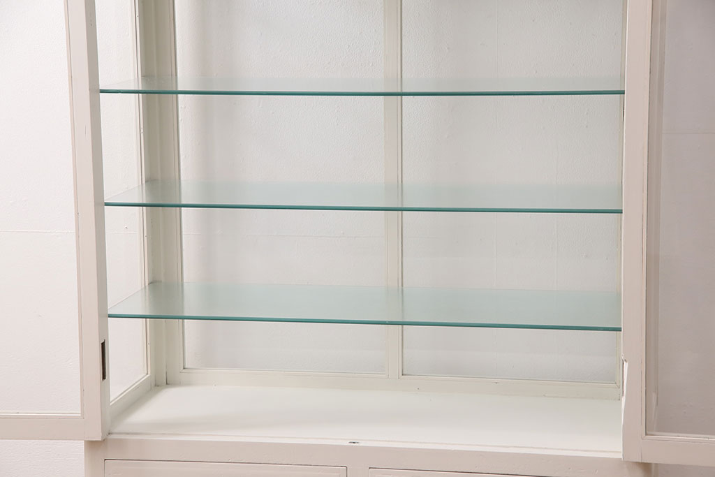 和製アンティーク　ホワイトカラーが可愛らしいレトロなケビントガラスケース(陳列棚、ショーケース、飾り棚)(R-047719)