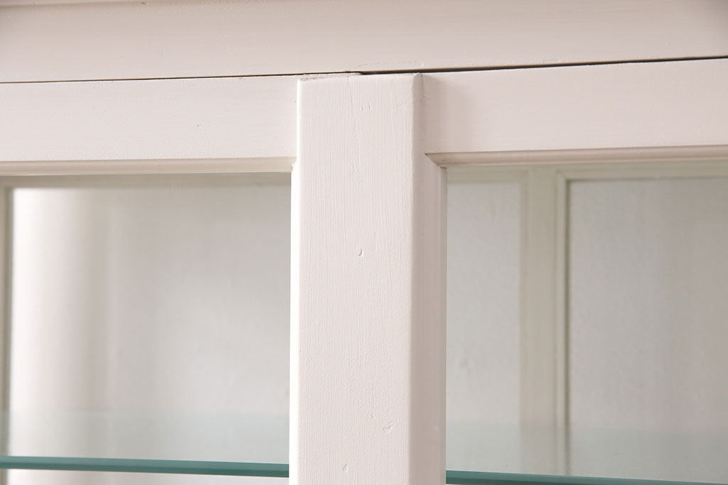 和製アンティーク　ホワイトカラーが可愛らしいレトロなケビントガラスケース(陳列棚、ショーケース、飾り棚)(R-047719)