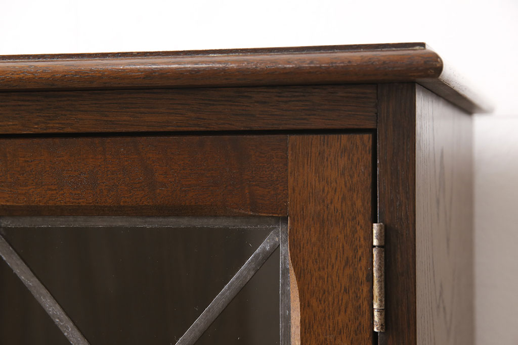 中古　イギリス輸入家具　オーク材　ころんとした取っ手や特徴的なガラス戸がかわいらしいブックケース(本箱、収納棚、キャビネット)(R-052603)