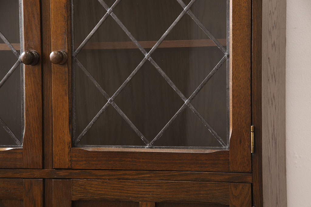 中古　イギリス輸入家具　オーク材　ころんとした取っ手や特徴的なガラス戸がかわいらしいブックケース(本箱、収納棚、キャビネット)(R-052603)