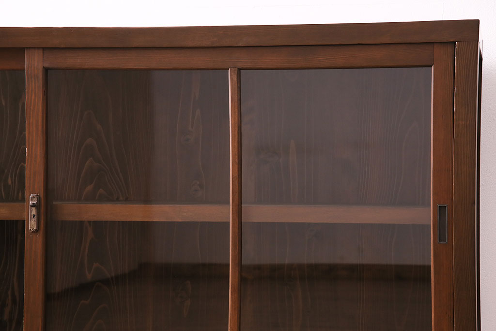 和製アンティーク　当店リメイク　前面ヒノキ材　シンプルで取り入れやすい!赤みがかった木肌が美しいガラス戸棚(サイドボード、収納棚、キャビネット)(R-049406)