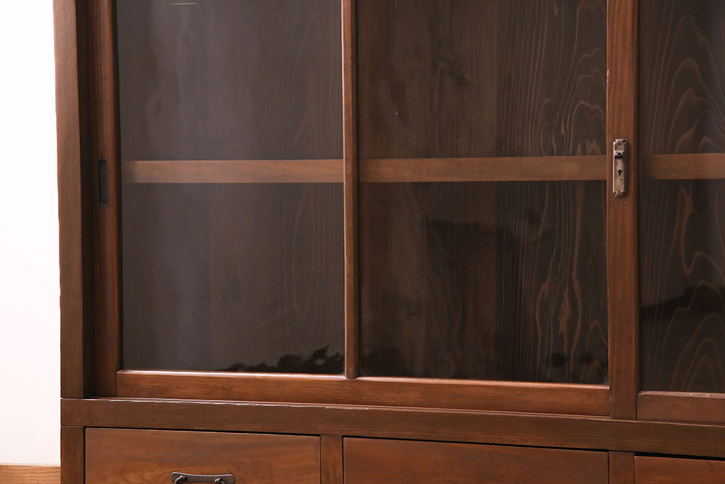 和製アンティーク　当店リメイク　前面ヒノキ材　シンプルで取り入れやすい!赤みがかった木肌が美しいガラス戸棚(サイドボード、収納棚、キャビネット)(R-049406)
