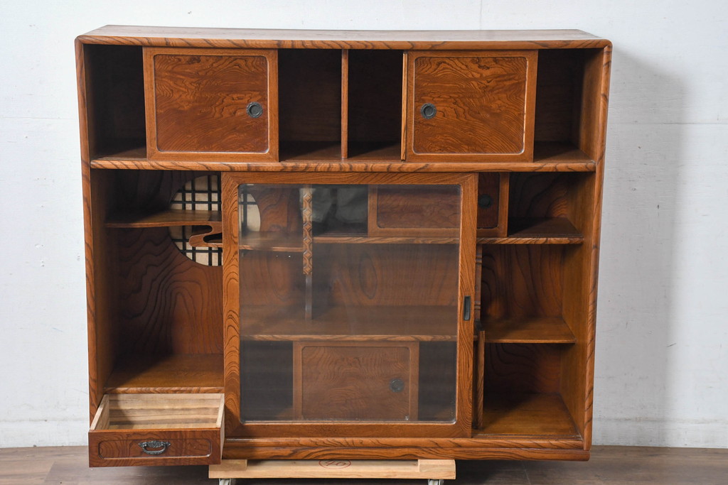 中古　美品　国産　職人手作り品　欅(ケヤキ)材　杢目の素敵なサイドキャビネット(収納棚、戸棚、茶棚、飾り棚)(R-084313)
