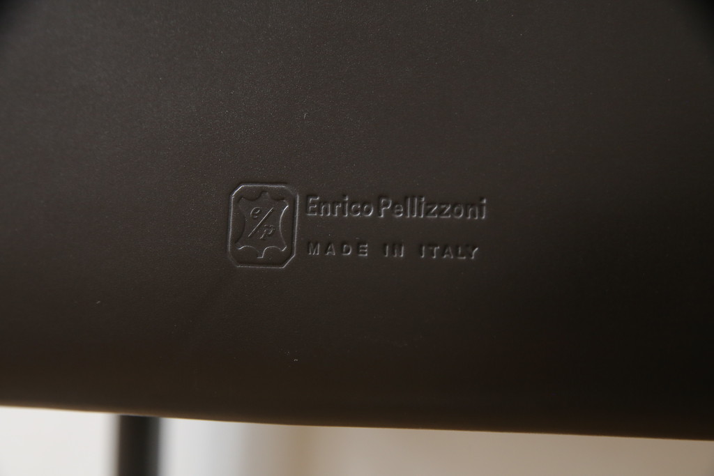 中古　イタリア　Enrico Pellizzoni(エンリコペリッツォーニ)　モダンでスタイリッシュな空間づくりにおすすめのダークカラーの本革チェア(椅子)(R-050329)