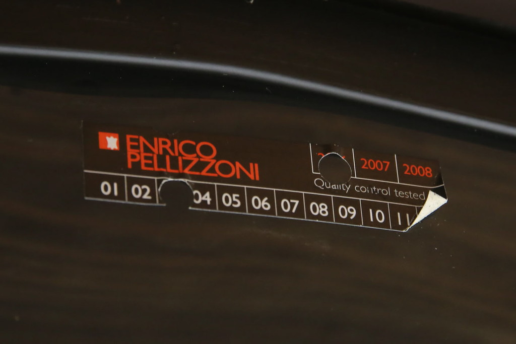 中古　イタリア　Enrico Pellizzoni(エンリコペリッツォーニ)　モダンでスタイリッシュな空間づくりにおすすめのダークカラーの本革チェア(椅子)(R-050328)
