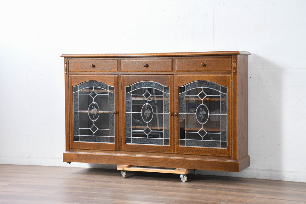 中古　三越家具(現カントリーハウス)　Brugge(ブルージュ)　クラシカルな空間づくりにぴったりなステンドグラス入りサイドボード(収納棚、飾り棚、戸棚、サイドキャビネット、食器棚)(R-084484)