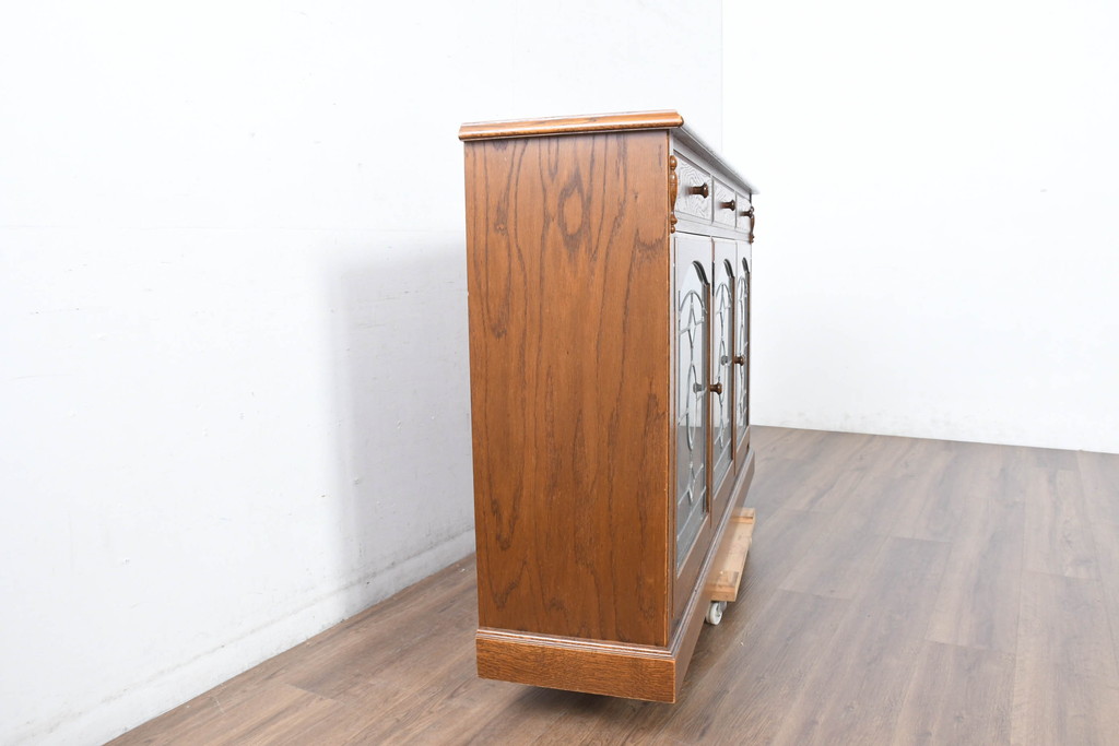 中古　三越家具(現カントリーハウス)　Brugge(ブルージュ)　クラシカルな空間づくりにぴったりなステンドグラス入りサイドボード(収納棚、飾り棚、戸棚、サイドキャビネット、食器棚)(R-084484)