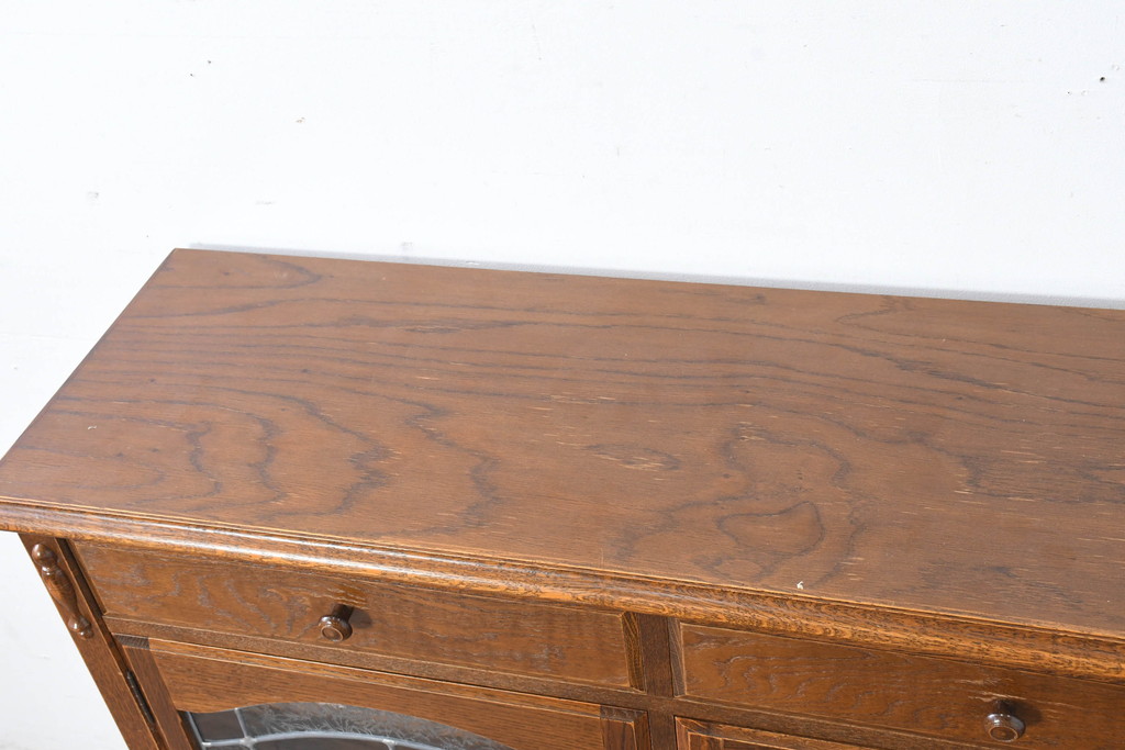 中古　三越家具(現カントリーハウス)　Brugge(ブルージュ)　クラシカルな空間づくりにぴったりなステンドグラス入りサイドボード(収納棚、飾り棚、戸棚、サイドキャビネット、食器棚)(R-084484)