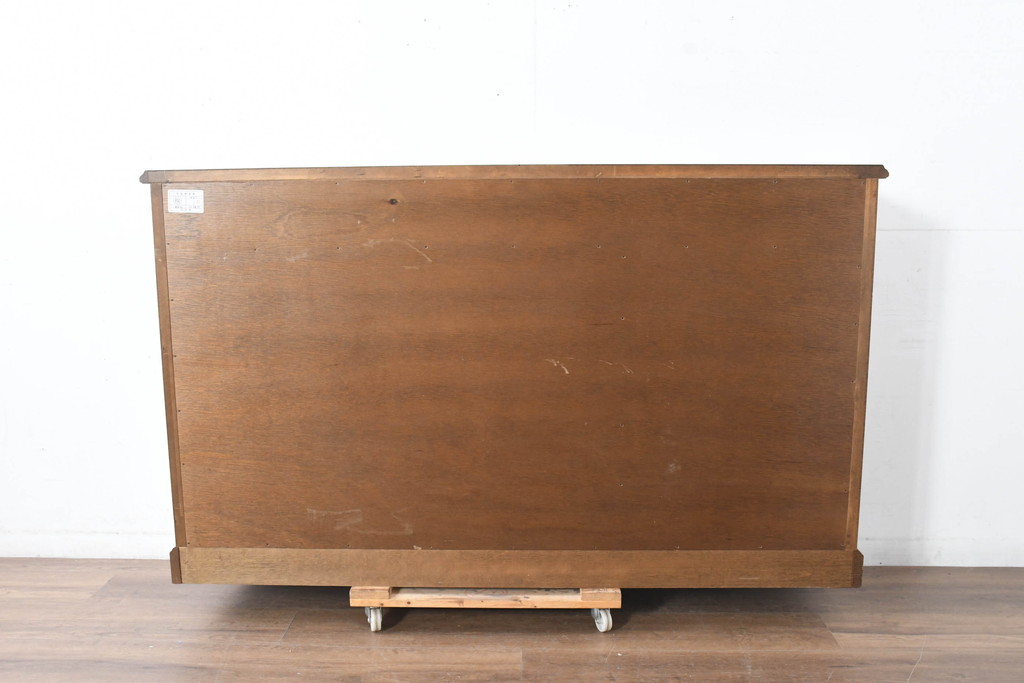 中古　三越家具(現カントリーハウス)　Brugge(ブルージュ)　クラシカルな空間づくりにぴったりなステンドグラス入りサイドボード(収納棚、飾り棚、戸棚、サイドキャビネット、食器棚)(R-084484)