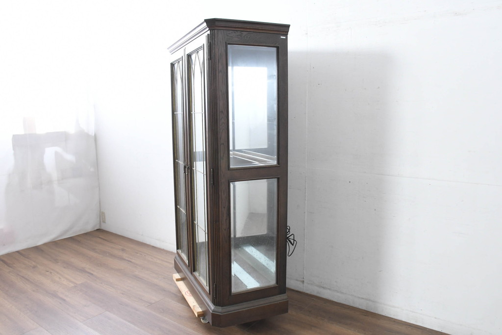 中古　美品　カリモク家具(karimoku)　domani(ドマーニ)　QUEENS LIFE(クイーンズライフ)　洗練されたデザインが飾る物をより美しく見せるキュリオケース(飾り棚、陳列棚、ガラスケース、ショーケース、キャビネット)(定価約70万円)(R-084513)