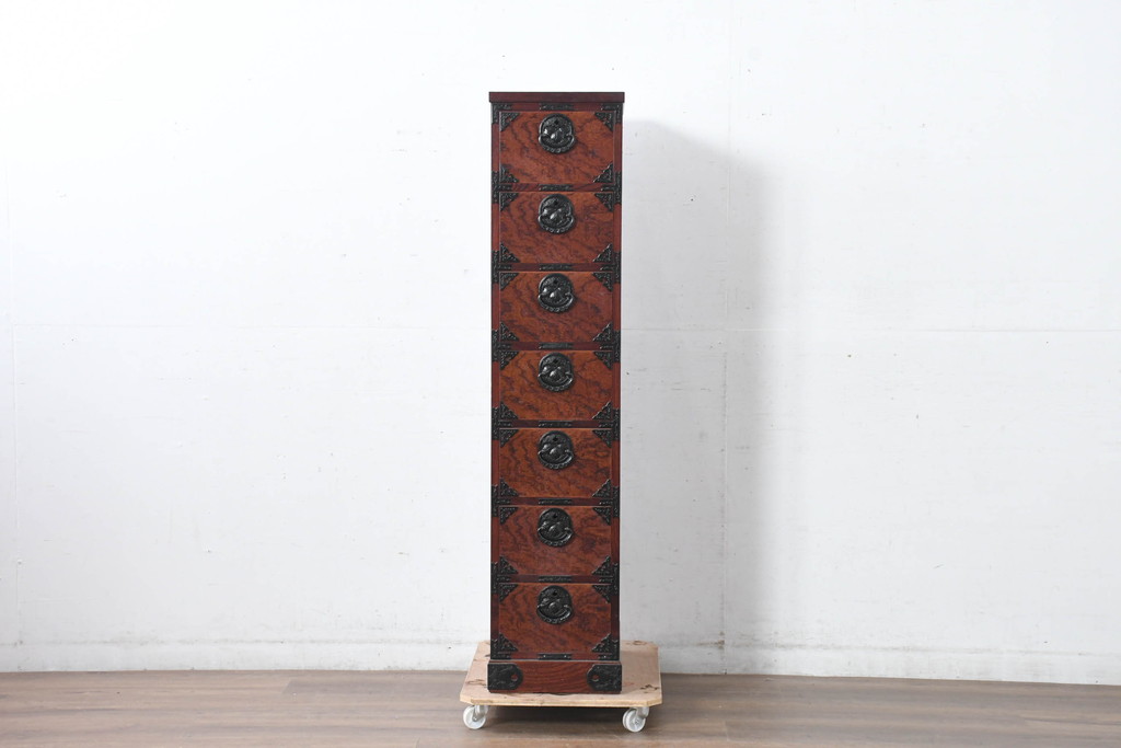 中古　美品　岩谷堂箪笥　希少サイズ!!　力強い杢目と立派な金具が存在感を放つ7段立たんす(縦型、和タンス、整理箪笥、収納箪笥、サイドチェスト)(R-084515)