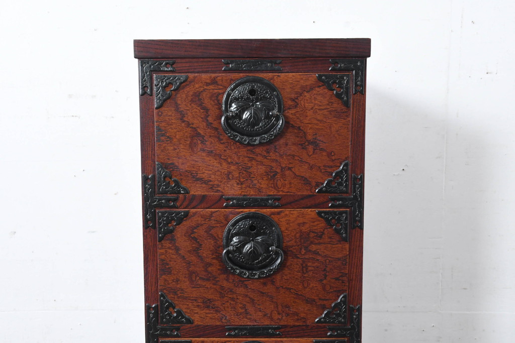中古　美品　岩谷堂箪笥　希少サイズ!!　力強い杢目と立派な金具が存在感を放つ7段立たんす(縦型、和タンス、整理箪笥、収納箪笥、サイドチェスト)(R-084515)