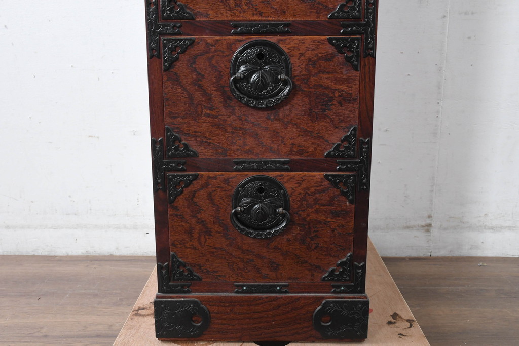 中古　美品　岩谷堂箪笥　希少サイズ!!　力強い杢目と立派な金具が存在感を放つ7段立たんす(縦型、和タンス、整理箪笥、収納箪笥、サイドチェスト)(R-084515)