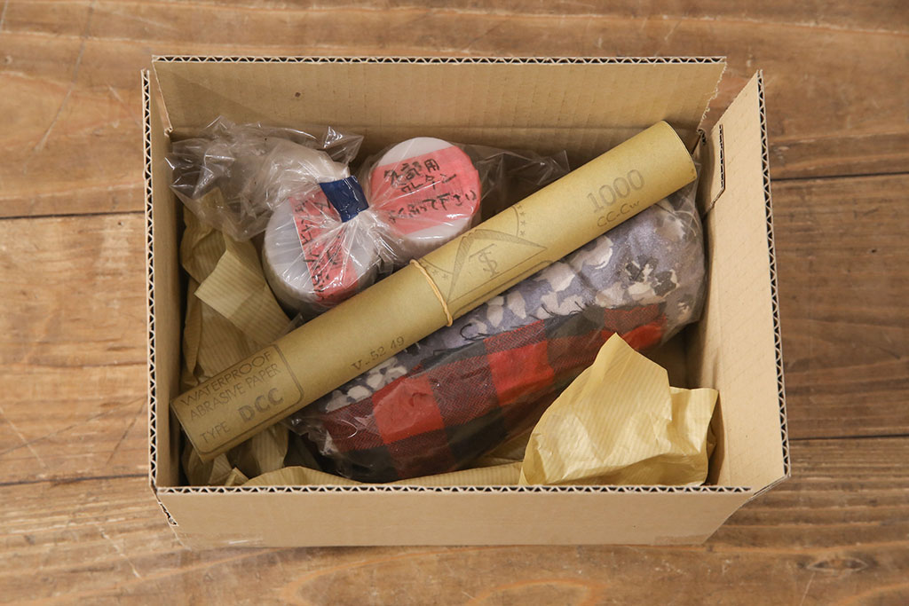 【セミオーダー家具実例】明治大正期の蔵戸に高品質リペアを施しました。高さと幅をご希望通りにリサイズし、表面は既存の金具、裏面には葵戸引手を取付け、丸型の戸車と鍵も取り付けました。戸枠は新規製作。当店商品を参考に濃い茶色の色味に着色し、外部塗装もばっちり!(引き戸、玄関戸、建具)