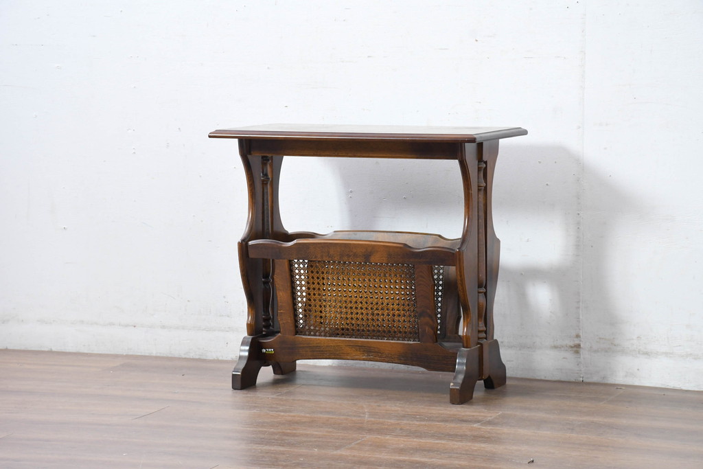 和製ビンテージ　美品　オールドカリモク　カリモク家具(karimoku)　COLONIAL(コロニアル)シリーズ　編み込まれたデザインがアクセントになった上品なマガジンラック付きのサイドテーブル(コーヒーテーブル、ナイトテーブル、花台、飾り台、ヴィンテージ)R-084516)