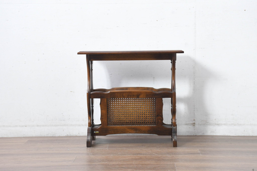 和製ビンテージ　美品　オールドカリモク　カリモク家具(karimoku)　COLONIAL(コロニアル)シリーズ　編み込まれたデザインがアクセントになった上品なマガジンラック付きのサイドテーブル(コーヒーテーブル、ナイトテーブル、花台、飾り台、ヴィンテージ)R-084516)